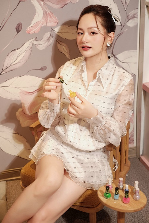 Sau hơn 5 tháng sinh con thứ hai, diễn viên Lan Phương lấy lại vóc dáng cân đối, gương mặt rạng rỡ. Mới đây, về Hà Nội sau gần một tháng vào Đà Nẵng đoàn tụ với chồng, Lan Phương tranh thủ thực hiện bộ hình mới tại Lalina Kids Cafe &amp; Restaurant do cô làm chủ.