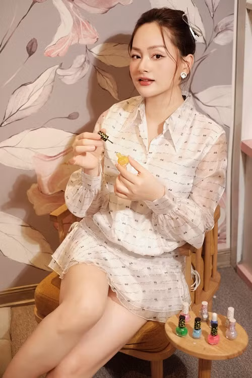 Sau hơn 5 tháng sinh con thứ hai, diễn viên Lan Phương lấy lại vóc dáng cân đối, gương mặt rạng rỡ. Mới đây, về Hà Nội sau gần một tháng vào Đà Nẵng đoàn tụ với chồng, Lan Phương tranh thủ thực hiện bộ hình mới tại Lalina Kids Cafe &amp; Restaurant do cô làm chủ.