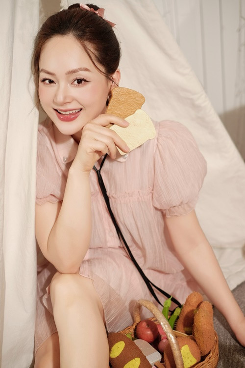 Đến khi chồng Lan Phương chuyển công tác vào Đà Nẵng, nữ diễn viên phải gánh vác mọi thứ trong khi bụng bầu nặng nề, tinh thần dễ xúc động vì xa chồng.