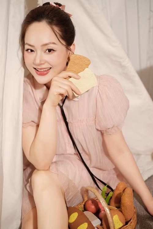 Đến khi chồng Lan Phương chuyển công tác vào Đà Nẵng, nữ diễn viên phải gánh vác mọi thứ trong khi bụng bầu nặng nề, tinh thần dễ xúc động vì xa chồng.