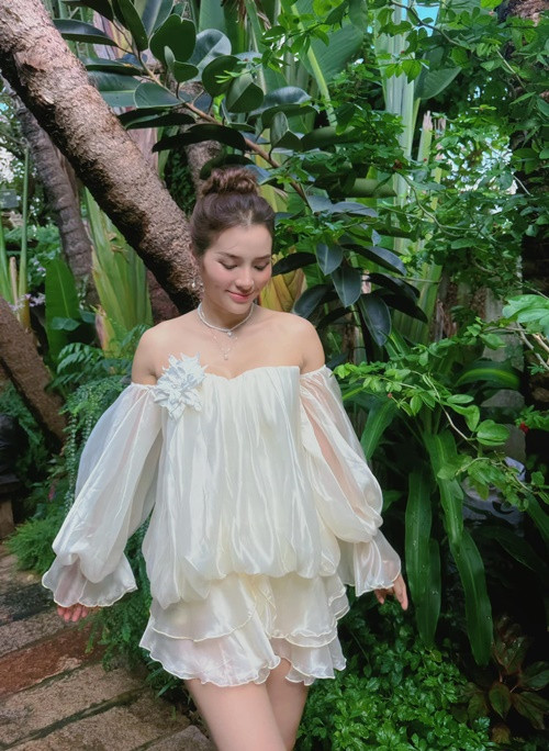 Vợ hơn tuổi của Lý Bình từng sửa mũi, độn cằm, tiêm nhỏ hàm, tiêm mặt cho tan mỡ và tiêm filler môi.