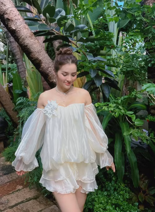 Vợ hơn tuổi của Lý Bình từng sửa mũi, độn cằm, tiêm nhỏ hàm, tiêm mặt cho tan mỡ và tiêm filler môi.