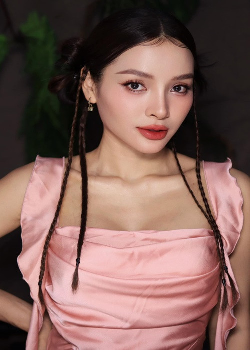 Nữ ca sĩ lúc mặc gợi cảm khi lại diện đồ trẻ trung.