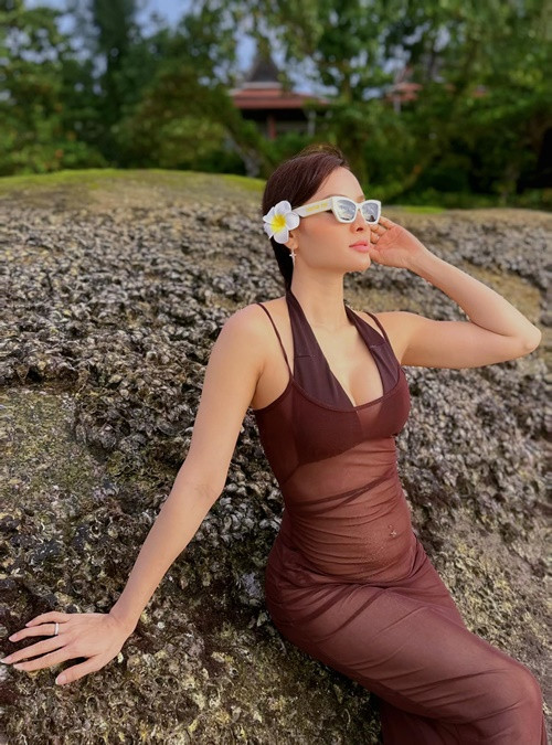 Chân tay và gương mặt của nữ ca sĩ vẫn thon gọn.