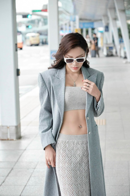 Nữ ca sĩ Phương Trinh Jolie mang bầu lần 3 khi con trai thứ 2 chưa tròn 1 tuổi.