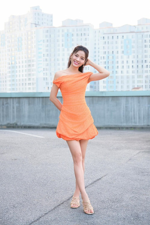 Vóc dáng của Phương Trinh Jolie chưa có nhiều thay đổi ngoài vòng 2 nhô cao.