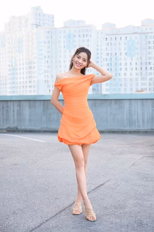 Vóc dáng của Phương Trinh Jolie chưa có nhiều thay đổi ngoài vòng 2 nhô cao.