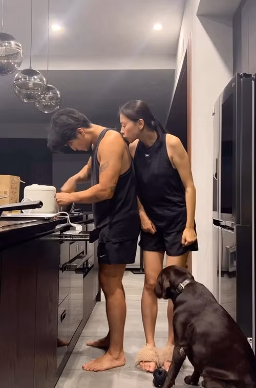 Chồng trẻ của Ngô Thanh Vân miệt mài nấu ăn mặc bị vợ trêu đùa. Ảnh: Instagram Ngô Thanh Vân.