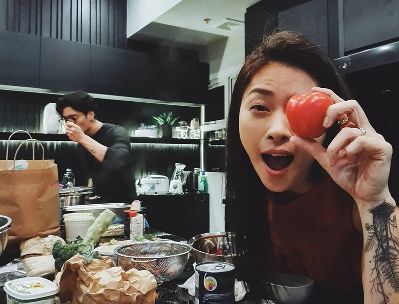 Đôi vợ chồng son thường cùng nhau nấu ăn tại nhà. Ảnh: FB Ngô Thanh Vân.