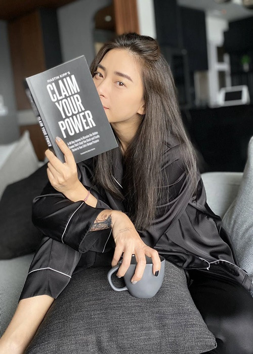 Ngô Thanh Vân đọc sách bất kỳ khi nào rảnh rỗi. Ảnh: Instagram Ngô Thanh Vân.