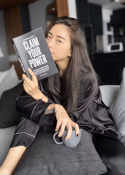 Ngô Thanh Vân đọc sách bất kỳ khi nào rảnh rỗi. Ảnh: Instagram Ngô Thanh Vân.