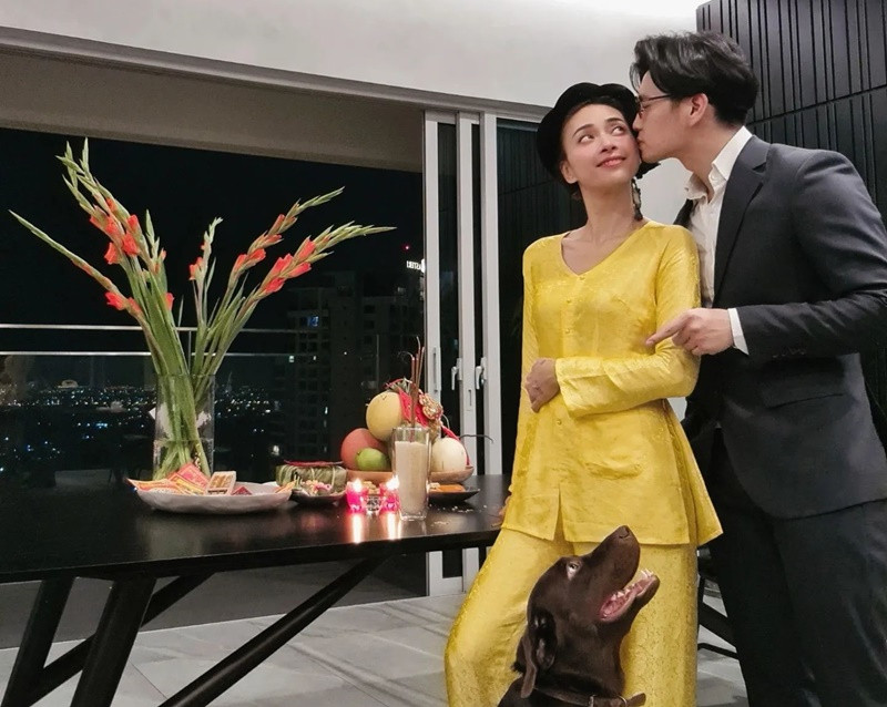 Hình ảnh Ngô Thanh Vân và Huy Trần cúng giao thừa trong căn hộ. Ảnh: FB Ngô Thanh Vân.