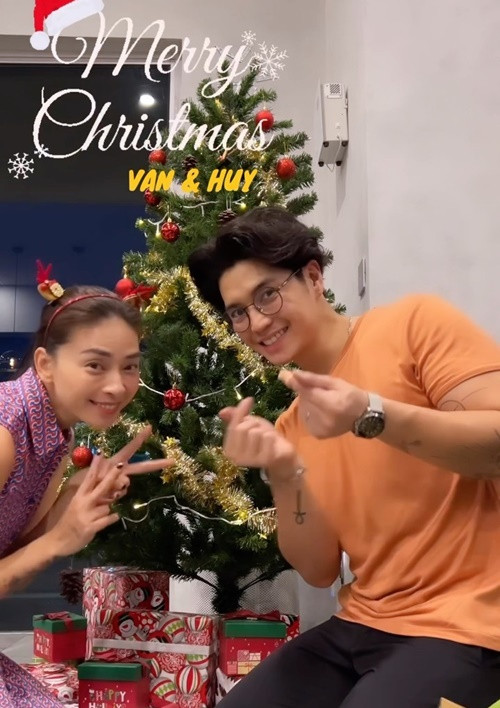 Đôi vợ chồng son cùng trang trí nhà cửa mỗi dịp lễ Tết, Giáng sinh. Ảnh: Instagram Ngô Thanh Vân.