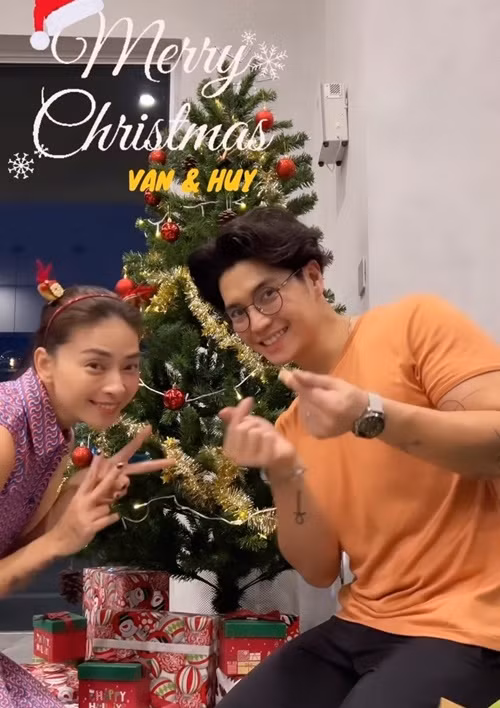 Đôi vợ chồng son cùng trang trí nhà cửa mỗi dịp lễ Tết, Giáng sinh. Ảnh: Instagram Ngô Thanh Vân.