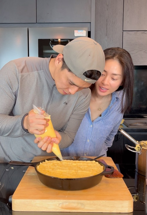 Huy Trần khéo nấu nướng nên thường đảm nhận công việc này ở nhà. Ảnh: Instagram Ngô Thanh Vân.