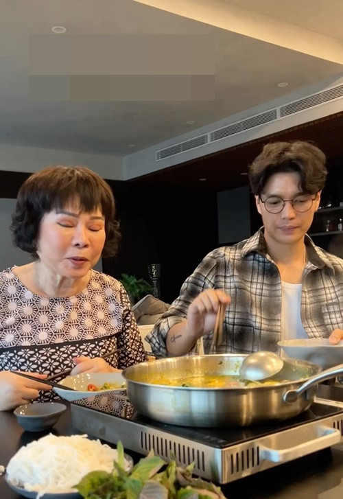 Cặp đôi thường xuyên mời người thân, bạn bè đến ăn uống. Ảnh: Instagram Huy Trần.