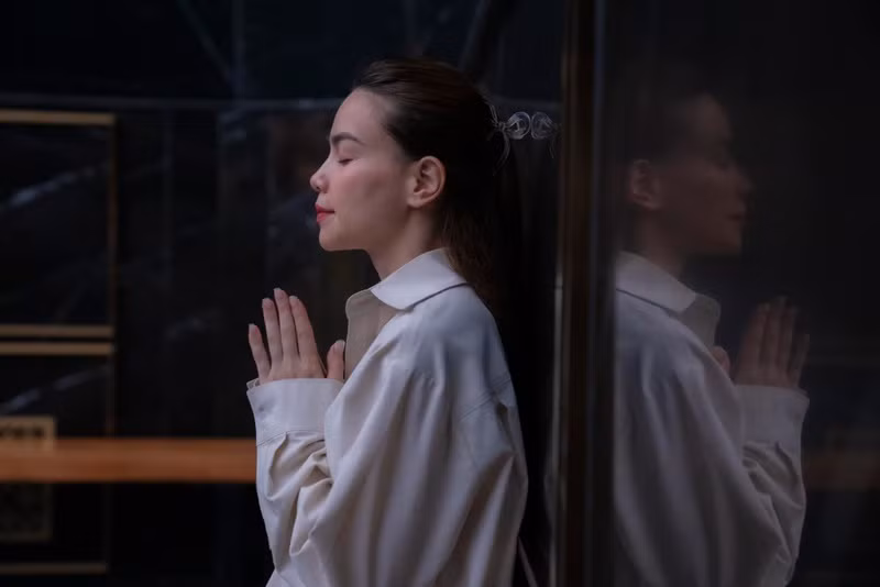 Hồ Ngọc Hà ủng hộ 100 triệu tiền mặt. Ngoài ra, cô dành toàn bộ doanh thu ca khúc “Cây đèn thần” để góp phần giúp đỡ cộng đồng và khắc phục ảnh hưởng bão lũ. Ảnh: FB Hồ Ngọc Hà.