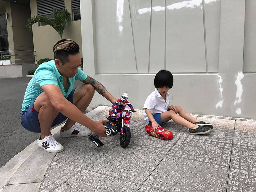 Mạnh Cầm - con gái Duy Mạnh được tiếp xúc với âm nhạc từ nhỏ. Cậu nhóc khá nghịch ngợm nên mỗi lần Duy Mạnh dạy con đánh đàn, anh lại hò hét, dọa nạt dỗ dành đủ kiểu. Ảnh: Vietnamnet.