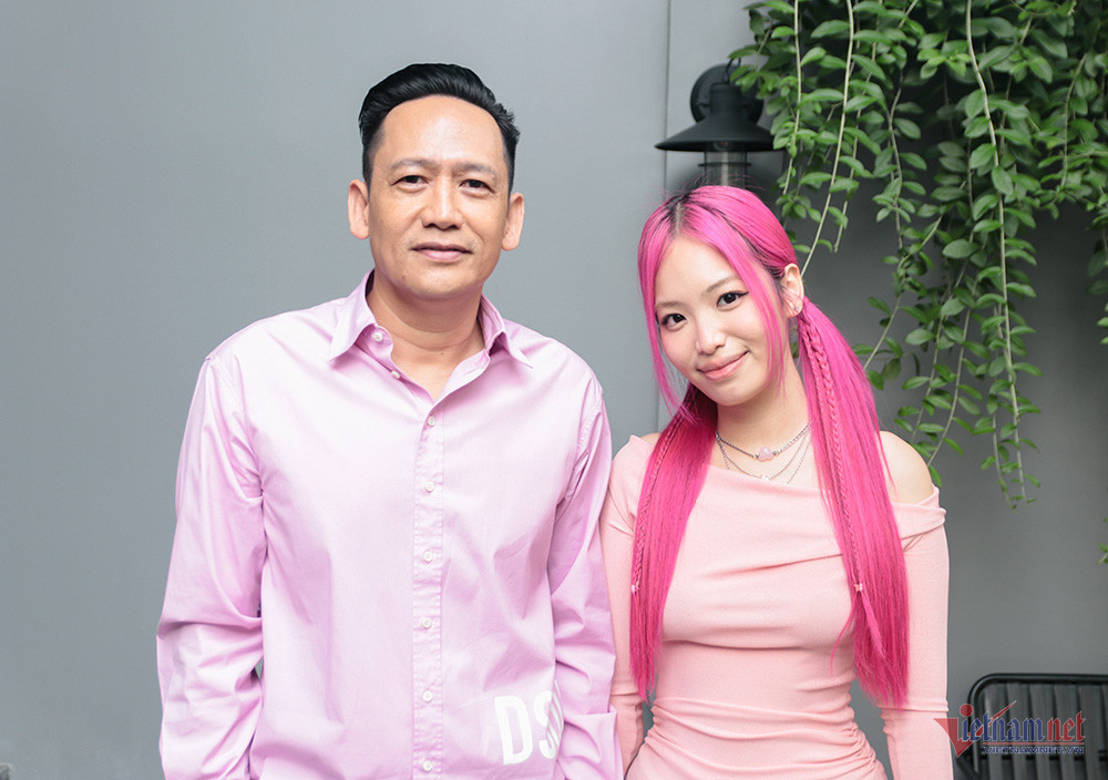 Thu Cầm - con gái Duy Mạnh sinh năm 2000, sở hữu nhan sắc xinh đẹp như hot girl. Theo Vietnamnet, Thu Cầm từng theo học khoa Piano tại Nhạc viện TPHCM và du học tại Ý. Tháng 9/2022, Cầm chính thức làm ca sĩ với sản phẩm đầu tay Có đâu ai ngờ. Ảnh: Vietnamnet.