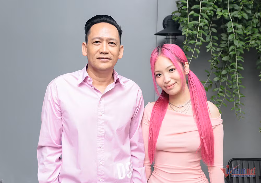 Thu Cầm - con gái Duy Mạnh sinh năm 2000, sở hữu nhan sắc xinh đẹp như hot girl. Theo Vietnamnet, Thu Cầm từng theo học khoa Piano tại Nhạc viện TPHCM và du học tại Ý. Tháng 9/2022, Cầm chính thức làm ca sĩ với sản phẩm đầu tay Có đâu ai ngờ. Ảnh: Vietnamnet.