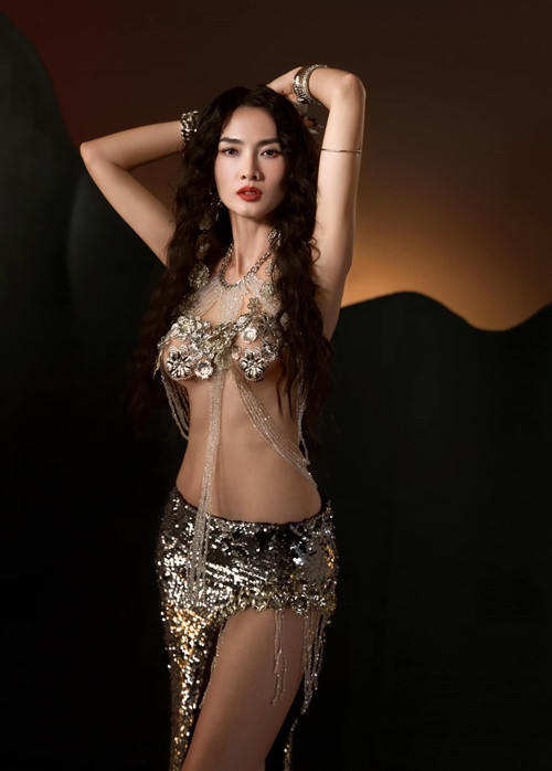 Phong cách thời trang của Anh Thư được đánh giá khá táo bạo.