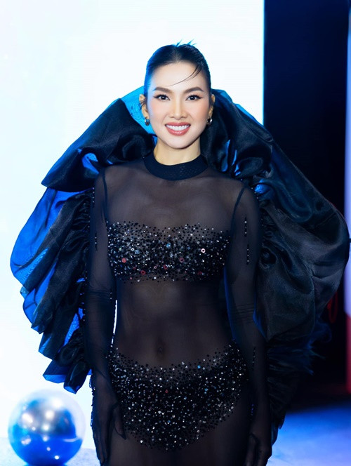 Chân dài sinh năm 1982 chuộng mặc trang phục ngắn, bó sát, xuyên thấu.