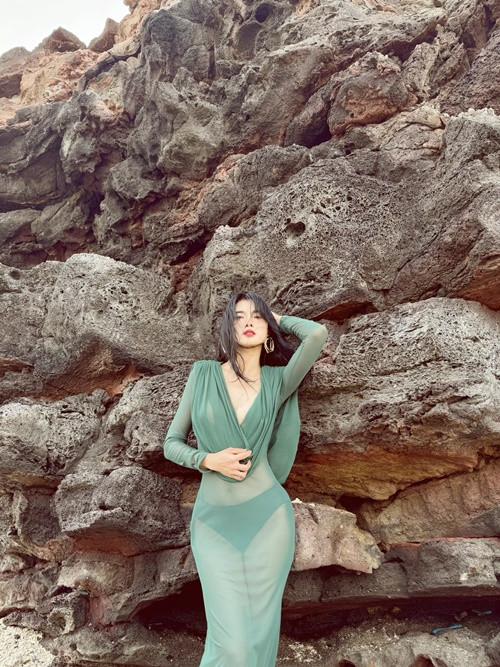 Anh Thư được khen ngợi sở hữu vóc dáng thon gọn, gương mặt trẻ trung dù ở tuổi 42, từng một lần sinh nở.