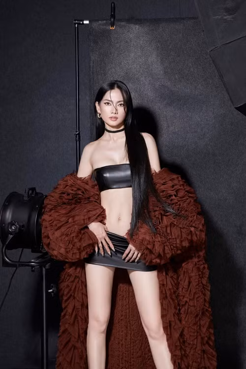 Tháng 6/2024, cô đáp trả khi bị antifan chê mặc hở hang tại sự kiện.