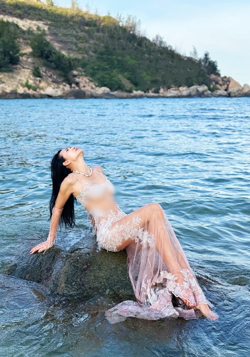 “Vu cáo thế này thì mình giải quyết thế nào hợp lý vậy cả nhà? Cho em xin ý kiến ạ? Pháp luật có bảo vệ khi bị vu cáo bôi nhọ không ạ? Nếu dùng nick ảo đi đơm đặt khắp nơi thì an ninh mạng có xử lý họ không? Và có cách nào để không gian mạng được sạch sẽ hơn không nhỉ? Cái này khó nhỉ”, Anh Thư viết trên trang cá nhân.