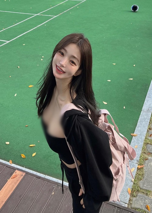 Cô nàng mặc khoe vòng một mọi lúc mọi nơi.