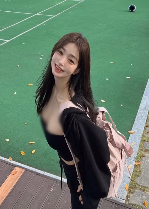 Cô nàng mặc khoe vòng một mọi lúc mọi nơi.