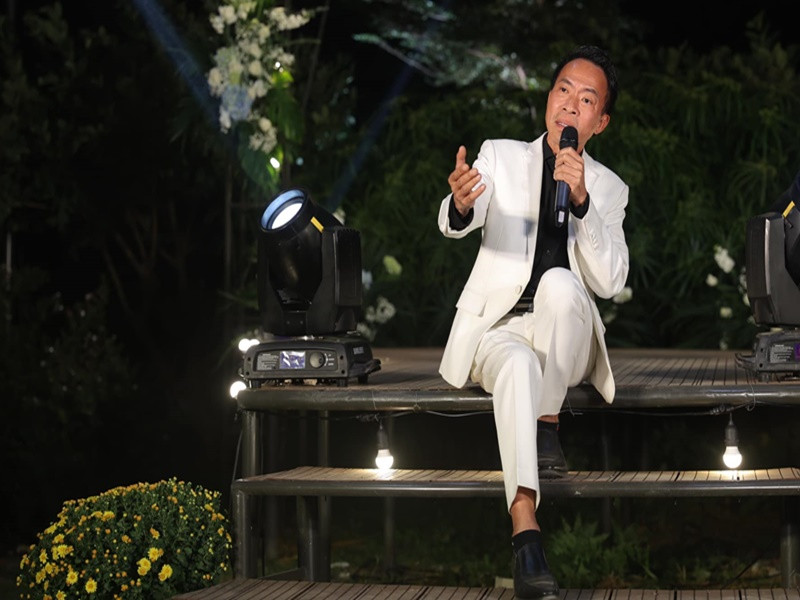 Nam ca sĩ vẫn miệt mài ca hát sau khi hôn nhân tan vỡ. Ảnh: FB Việt Hoàn.