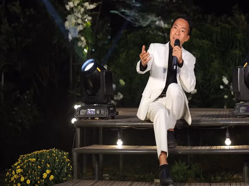 Nam ca sĩ vẫn miệt mài ca hát sau khi hôn nhân tan vỡ. Ảnh: FB Việt Hoàn.
