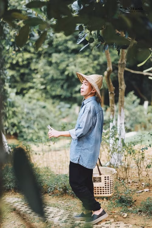 Việt Hoàn chia sẻ trên Vietnamnet, gia đình anh gần như không phải mua rau vì trong vườn luôn đủ các loại rau, củ theo mùa. Ảnh: FB Việt Hoàn.