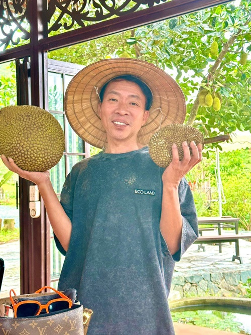 Nam ca sĩ vui thú điền viên ở nhà vườn trong những năm qua. Ảnh: FB Việt Hoàn.