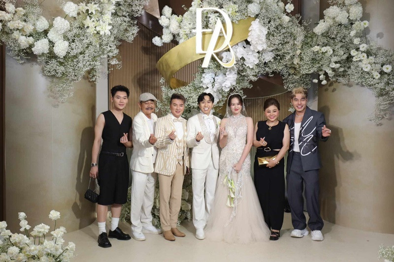 Đàm Vĩnh Hưng, Lê Giang, Lê Dương Bảo Lâm, nghệ sĩ Việt Anh đến chúc mừng hạnh phúc của Anh Đức. Ảnh: Vietnamnet.