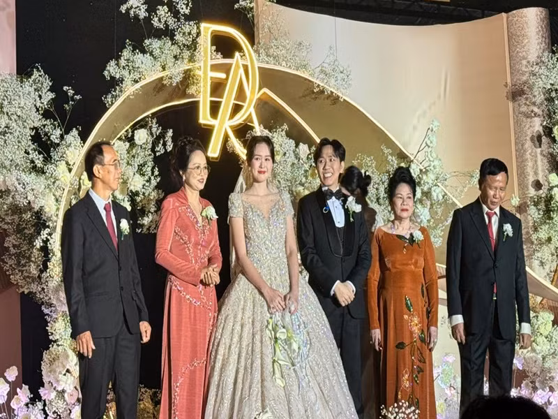 Vợ chồng Anh Đức hạnh phúc bên bố mẹ. Ảnh: Phụ Nữ Pháp Luật.