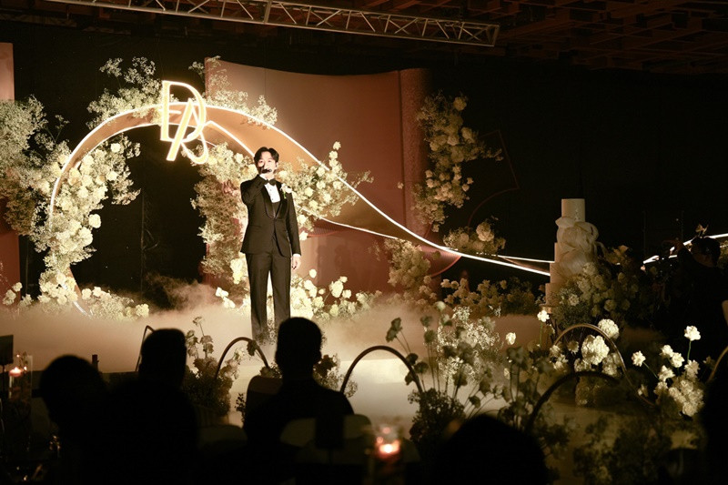 Anh Đức hát tặng Quỳnh Anh ca khúc tự sáng tác. Ảnh: Vietnamnet.