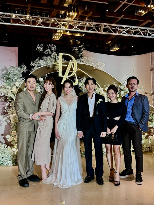 Trấn Thành trải lòng: "Cuối cùng cũng cưới rồi! Từ nay về sau sẽ không còn được rao: "Bạn nghĩ sao về diễn viên Anh Đức" nữa rồi! 3 người bạn chơi với nhau hơn phần tư thế kỷ, cuối cùng ai cũng có gia đình hết rồi! Bức ảnh dưới đây đã phải đợi rất nhiều năm rồi mới có thể chụp được". Ảnh: FB Trấn Thành.