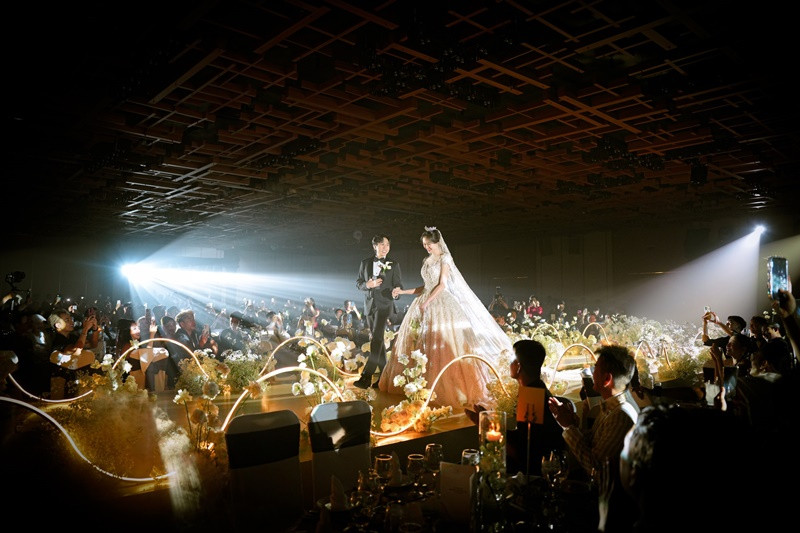 Đám cưới Anh Đức và Quỳnh Anh diễn ra tại một trung tâm tiệc cưới. Không gian hôn lễ mang tông màu trắng, nâu, vàng đồng. Ảnh: Tiền Phong.