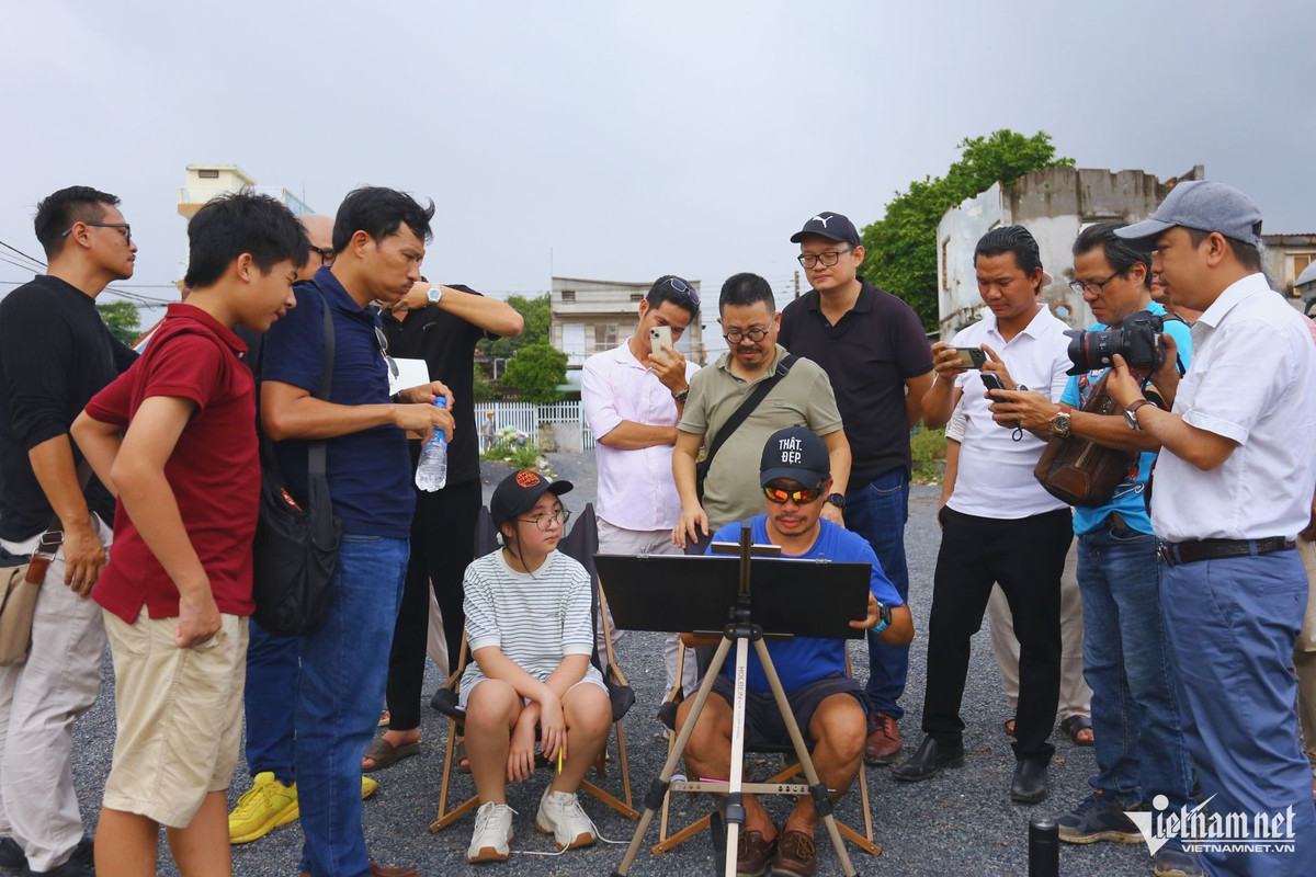 Trước thông tin ngôi biệt thự cổ này có nguy cơ bị đập bỏ, nhiều người tranh thủ đến đây để chụp ảnh lưu lại làm kỷ niệm. Thậm chí, một số họa sĩ nổi tiếng từ TPHCM đến trực tiếp quan sát và tỉ mỉ vẽ lại biệt thự 100 tuổi nằm ven sông Đồng Nai.Ông Nguyễn Xuân Thanh, Phó chủ tịch UBND TP Biên Hòa cho biết, trong tuần tới, sẽ mời các chuyên gia, sở, ngành liên quan góp ý để tìm phương án tối ưu cho căn biệt thự này. Theo ông, cần có phương án tốt nhất để bảo tồn căn biệt thự có giá trị về kiến trúc, lịch sử của vùng đất Biên Hòa - Đồng Nai.