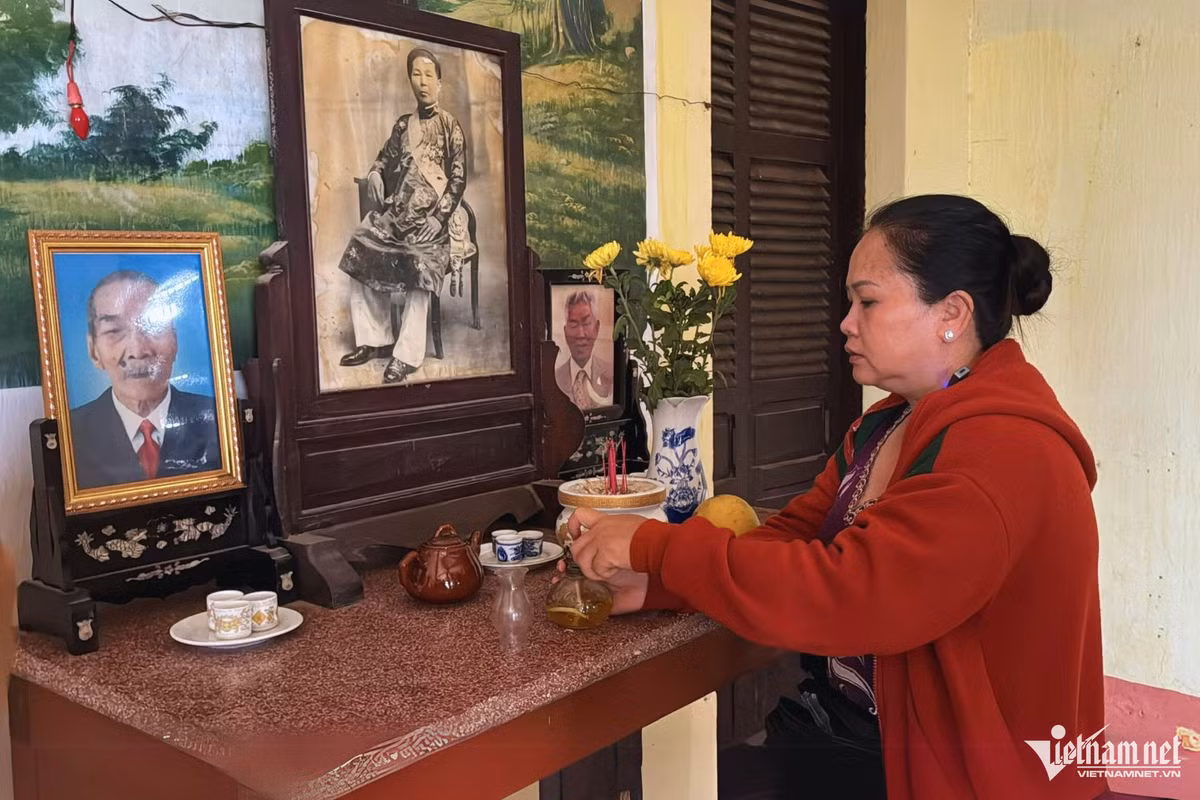 Bà Đặng Thị Linh Phương, 52 tuổi, sinh sống tại ngôi biệt thự cổ này cho biết, bà được cha kể lại, "nhà lầu ông Phủ" này là nơi cưu mang hơn 100 người gần khu vực lánh nạn trên tầng 2 do nước lũ năm Thìn (1952).