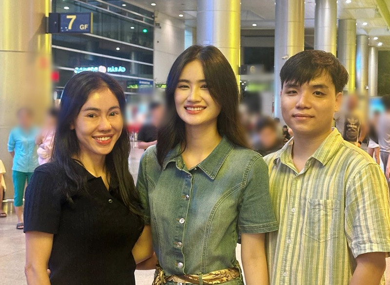 Anh Kiệt - bạn trai Ý Nhi cũng có mặt ở sân bay.