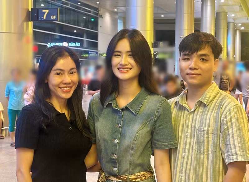 Anh Kiệt - bạn trai Ý Nhi cũng có mặt ở sân bay.