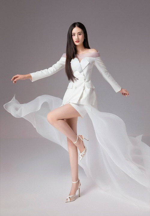 Nàng hậu từng cho biết, việc du học kéo dài 2 năm.