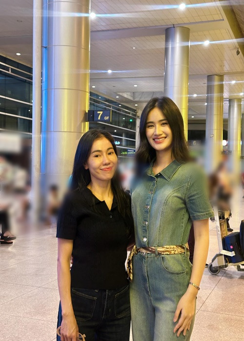 Nàng hậu ăn mặc giản dị, được "bà trùm hoa hậu" Phạm Kim Dung ra đón.