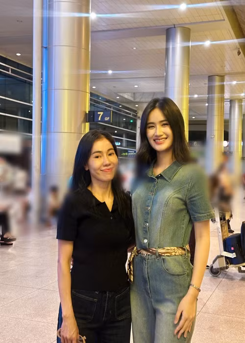 Nàng hậu ăn mặc giản dị, được "bà trùm hoa hậu" Phạm Kim Dung ra đón.