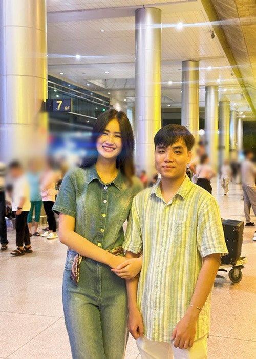 Nàng hậu khoác tay người yêu tình cảm.