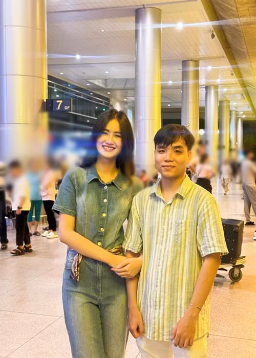 Nàng hậu khoác tay người yêu tình cảm.