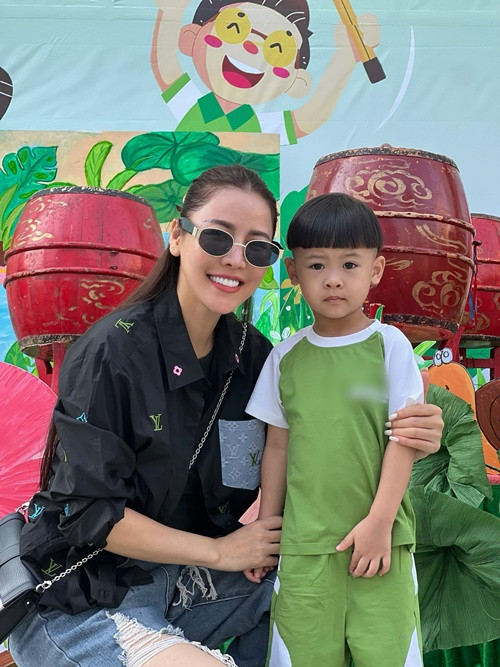 Quế Vân là một trong những sao Việt đưa con đi khai giảng năm học mới 2024 - 2025. “Dù công việc của mẹ rất bận. Nhưng đêm mẹ vẫn phi về bằng được để đưa em đi khai giảng. Mẹ yêu em lắm lắm. Em là nguồn động lực lớn lao của mẹ”, Quế Vân chia sẻ. Ảnh: FB Quế Vân.